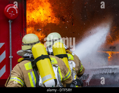 Berlino, Germania, fire in Loesch attacco su un Branduebungscontainer Foto Stock