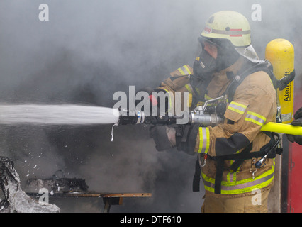 Berlino, Germania, fire in Loesch attacco su un Branduebungscontainer Foto Stock