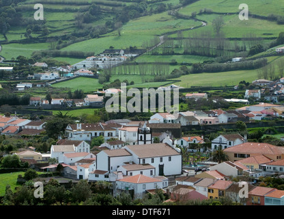 Angolo alto uno scenario di insediamento a São Miguel Island, la più grande isola dell'arcipelago delle Azzorre, un gruppo di isole di origine vulcanica Foto Stock