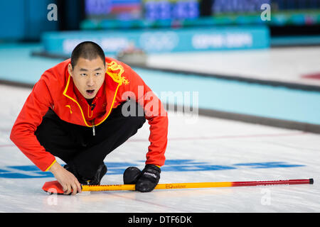 Sochi, Krai Krasnodar, Russia. 17 feb 2014. Della Cina di saltare Rui LIU reagisce durante la sessione 12 del Round Robin stadio di uomini del Curling la concorrenza in un match tra Gran Bretagna e Cina, dal cubo di ghiaccio del centro di Curling, Cluster costiere - XXII Giochi Olimpici Invernali Credito: Azione Sport Plus/Alamy Live News Foto Stock