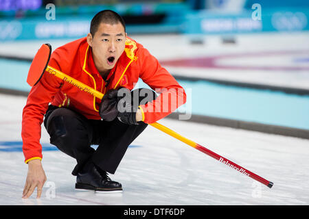 Sochi, Krai Krasnodar, Russia. 17 feb 2014. Della Cina di saltare Rui LIU reagisce durante la sessione 12 del Round Robin stadio di uomini del Curling la concorrenza in un match tra Gran Bretagna e Cina, dal cubo di ghiaccio del centro di Curling, Cluster costiere - XXII Giochi Olimpici Invernali Credito: Azione Sport Plus/Alamy Live News Foto Stock