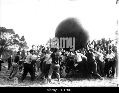 Spingere la sfera la concorrenza alla Miami University freshman-studente del secondo anno contest 1910 Foto Stock