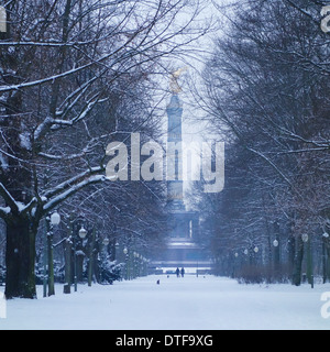 Berlino, Germania - 27 Gennaio 2014: neve nel parco di Tiergarten con una vista verso la Vittoria Colonna, Berlino. Foto Stock