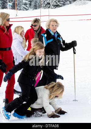 Lech, Austria. 17 feb 2014. La Principessa olandese Beatrice e gli altri membri della famiglia durante la sessione di foto di famiglia reale olandese in occasione delle loro vacanze invernali a Lech, Austria, 17 febbraio 2014. Foto: Albert Nieboer -/dpa/Alamy Live News Foto Stock