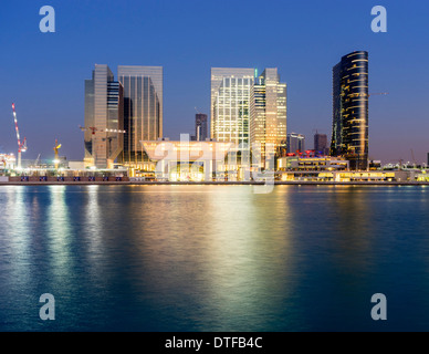 Visualizzare di nuovo Abu Dhabi mercato globale ( ADGM)lo sviluppo di proprietà su Al Maryah isola in Abu Dhabi Emirati Arabi Uniti Foto Stock