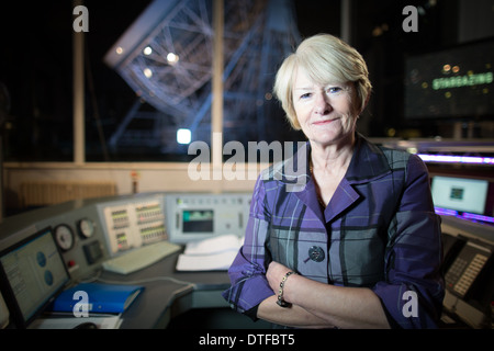 Docente di fisiologia Dame Nancy Rothwell presso le Università di Manchester' Jodrell Bank Lovell telescopio nel Cheshire Regno Unito Foto Stock