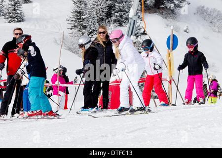 Lech am Arlberg, Austria. 17 feb 2014. I membri della famiglia reale olandese costituiscono per i media durante le loro vacanze sport invernali a Lech am Arlberg, Austria, 17 febbraio 2014. Foto: Patrick van Katwijk - nessun filo servizio/dpa/Alamy Live News Foto Stock