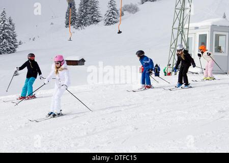 Lech am Arlberg, Austria. 17 feb 2014. I membri della famiglia reale olandese costituiscono per i media durante le loro vacanze sport invernali a Lech am Arlberg, Austria, 17 febbraio 2014. Foto: Patrick van Katwijk - nessun filo servizio/dpa/Alamy Live News Foto Stock