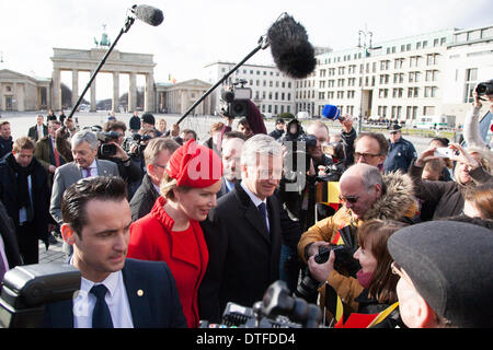 Berlino, Germania. 17 feb 2014. . Klaus Wowereit, che disciplinano il sindaco di Berlino, saluti il re Philippe e della Regina Matilde di belga e a piedi attraverso la Porta di Brandeburgo a Parigi posto a Berlino./ Immagine: Regina Mathilde e Re Philippe belga di Klaus Wowereit (SPD), sindaco di Berlino. Credito: Reynaldo Chaib Paganelli/Alamy Live News Foto Stock