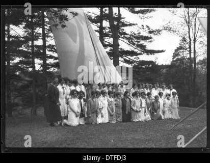 Questa fotografia del 1926 mostra il Western College che celebra il Tree Day, con studenti e docenti in un ritratto di gruppo con striscioni. Essa riflette l'importanza dell'istruzione e della consapevolezza ambientale durante il periodo. Foto Stock