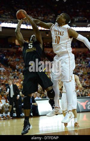 Austin, Texas, Stati Uniti d'America. 15 feb 2014. Halftime. Jonathan Holmes #10 del Texas Longhorns in azione vs il West Virginia alpinisti a Frank Erwin Center di Austin in Texas. Texas 40-29 conduce a metà. Credito: csm/Alamy Live News Foto Stock