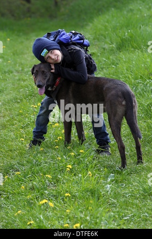 Nuovo Kätwin, Germania, ragazzo di coccole con il suo cane Foto Stock