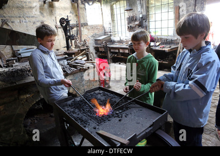 Pomerania Occidentale, Germania, ragazzi di calore le barre di ferro nel fuoco Foto Stock