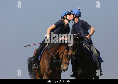 Koenigs Wusterhausen, Germania, giovane baciare il vostro marito a cavallo Foto Stock