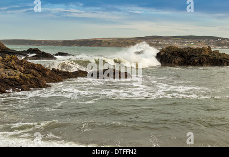 CULLEN TOWN MORAYSHIRE IL MARE D'inverno con enormi onde che si infrangono sulle rocce della baia Foto Stock