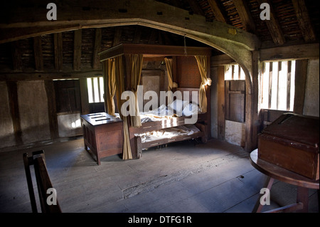 Camera da letto in stile Tudor in Bayleaf Il maso al Weald & Downland Open Air Museum a Singleton, vicino a Chichester, West Sussex, Regno Unito Foto Stock