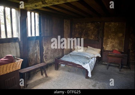 Camera da letto in stile Tudor in Bayleaf Il maso al Weald & Downland Open Air Museum a Singleton, vicino a Chichester, West Sussex, Regno Unito Foto Stock