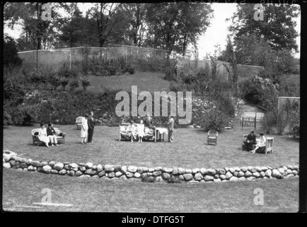 Questa fotografia del 1926 mostra un evento di piantagione di alberi al Western College. La produzione teatrale all'aperto e la celebrazione evidenziano l'importanza dell'educazione ambientale e dell'impegno della comunità all'inizio del XX secolo. Foto Stock