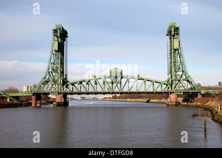 Il Tees Newport Bridge è un sollevamento verticale ponte che attraversa il Fiume Tees tra Middlesbrough e Stockton-on-Tees in Inghilterra. Foto Stock