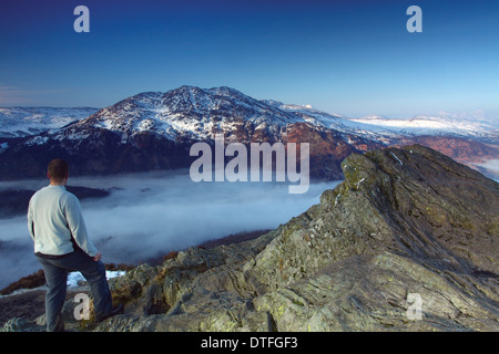 Ben Venue e una inversione di cloud su Loch Katrine dal vertice di ben un'an, Stirlingshire Foto Stock