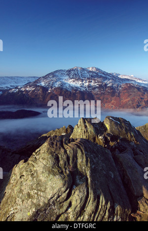 Ben Venue e una inversione di cloud su Loch Katrine dal vertice di ben un'an, Stirlingshire Foto Stock