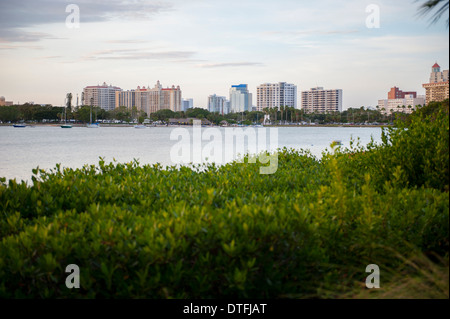 USA Florida Sarasota FL skyline sulla Baia di Sarasota elevato aumento dei condomini condomini appartamenti e uffici Foto Stock