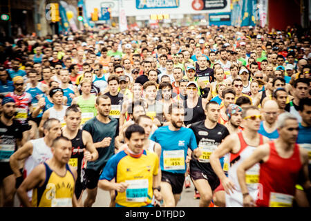 Barcellona, Spagna. 16 feb 2014. : Circa 14.000 corridori per iniziare la ventiquattresima edizione di Barcellona di Mezza Maratona © matthi/Alamy Live News Credito: matthi/Alamy Live News Foto Stock