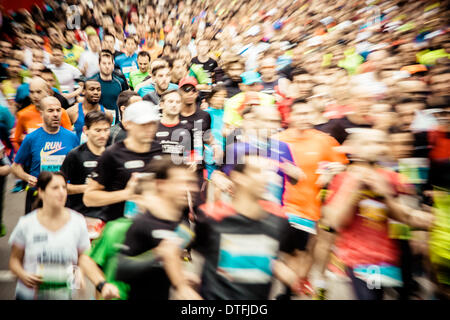 Barcellona, Spagna. 16 feb 2014. : Circa 14.000 corridori per iniziare la ventiquattresima edizione di Barcellona di Mezza Maratona © matthi/Alamy Live News Credito: matthi/Alamy Live News Foto Stock