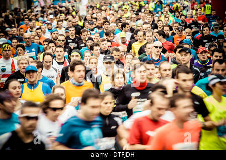 Barcellona, Spagna. 16 feb 2014. : Circa 14.000 corridori per iniziare la ventiquattresima edizione di Barcellona di Mezza Maratona © matthi/Alamy Live News Credito: matthi/Alamy Live News Foto Stock