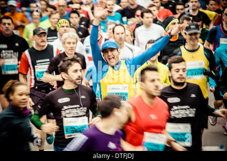 Barcellona, Spagna. 16 feb 2014. : Circa 14.000 corridori per iniziare la ventiquattresima edizione di Barcellona di Mezza Maratona © matthi/Alamy Live News Credito: matthi/Alamy Live News Foto Stock