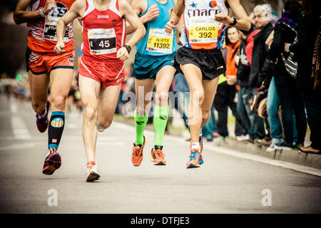 Barcellona, Spagna. 16 feb 2014. : Circa 14.000 corridori competere durante la ventiquattresima edizione di Barcellona della mezza maratona © matthi/Alamy Live News Credito: matthi/Alamy Live News Foto Stock
