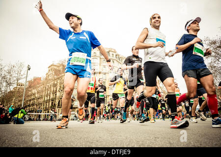 Barcellona, Spagna. 16 feb 2014. : Circa 14.000 corridori competere durante la ventiquattresima edizione di Barcellona della mezza maratona © matthi/Alamy Live News Credito: matthi/Alamy Live News Foto Stock