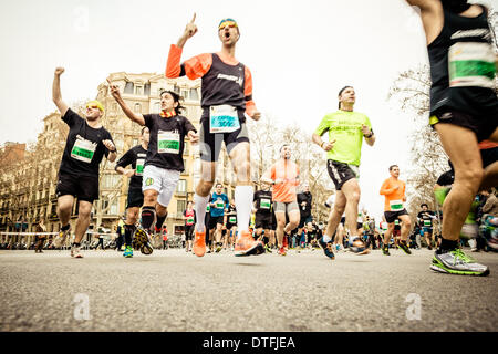Barcellona, Spagna. 16 feb 2014. : Circa 14.000 corridori competere durante la ventiquattresima edizione di Barcellona della mezza maratona © matthi/Alamy Live News Credito: matthi/Alamy Live News Foto Stock