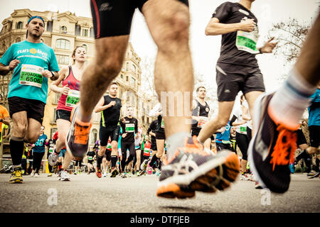Barcellona, Spagna. 16 feb 2014. : Circa 14.000 corridori competere durante la ventiquattresima edizione di Barcellona della mezza maratona © matthi/Alamy Live News Credito: matthi/Alamy Live News Foto Stock