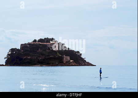 Francia Var Corniche des Maures, l'uomo facendo paddle board di fronte a Fort Bregancon residenza ufficiale del Presidente Francese Foto Stock