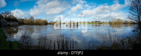 Sturminster Newton Mill, Dorset durante le piene del fiume Stour nel gennaio 2014. Foto Stock