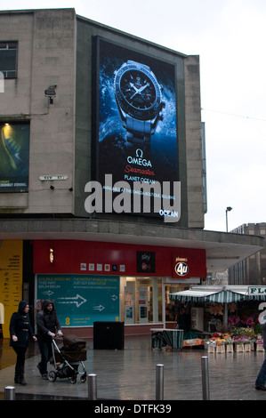 Un Oceano illuminato pubblicità bordo, Birmingham City Centre, Regno Unito Foto Stock