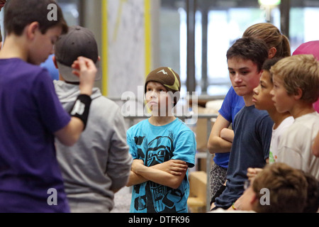 Berlino, Germania, ragazzo guarda blankly nell'area Foto Stock