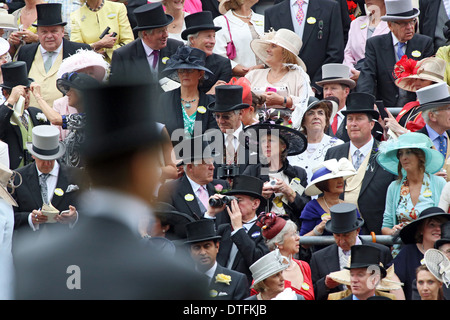 Ascot, Regno Unito, elegantemente vestito di persone sul Racecourse Foto Stock