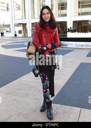 Un elegante showgoer arrivando presso la pista di Desigual mostrato nella città di New York - Febbraio 6, 2014 - Foto: Pista Manhattan/Charles Eshelman/picture alliance Foto Stock