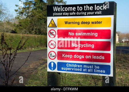 Gli avvisi e le regole da un blocco sul Fiume Tamigi. Oxfordshire, 2014. Foto Stock