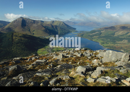 Ordine crescente Sgorr na Ciche (Pap di Glencoe), al di sopra di Glencoe. Loch Linnhe e la penisola di Ardgour giacciono dietro. Foto Stock