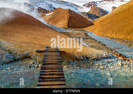 Il Footbridge attraverso flusso in Kerlingarfjoll Foto Stock