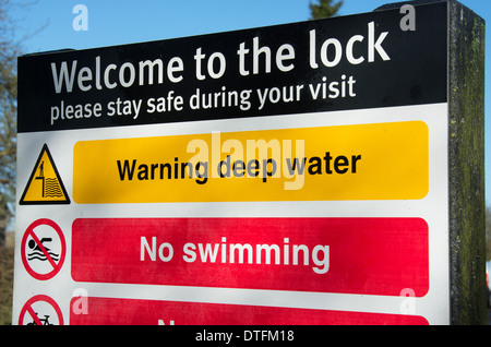 Gli avvisi e le regole da un blocco sul Fiume Tamigi. Oxfordshire, 2014. Foto Stock