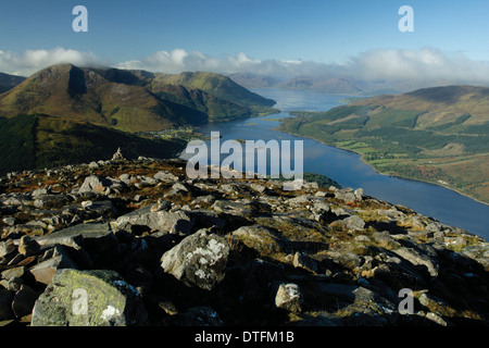 Il vertice di Sgorr na Ciche (Pap di Glencoe), al di sopra di Glencoe. Loch Linnhe e la penisola di Ardgour giacciono dietro. Foto Stock