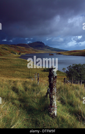 Il vecchio uomo di Storr da Loch Leathan, Isola di Skye, Ebridi Interne Foto Stock