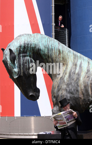 Ascot, Regno Unito, Cavallo scultura sul Racecourse Foto Stock