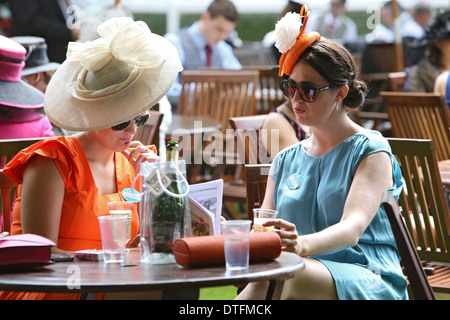 Ascot, Regno Unito, elegantemente vestito donna con cappello a gare Foto Stock