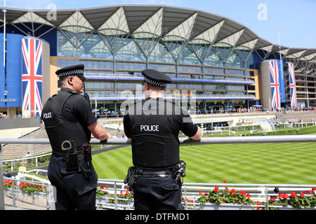 Ascot, Regno Unito, ufficiali di polizia e supervisionare il Fuehrring sul Racecourse Foto Stock