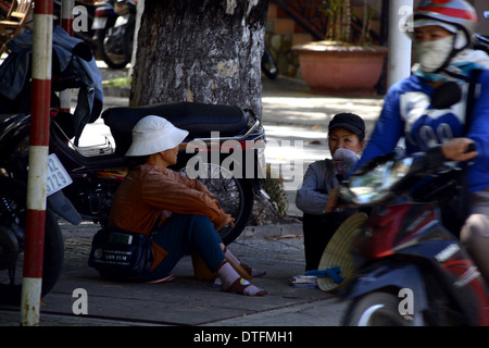 Il vietnamita le donne sedute a angolo di strada in chat Foto Stock